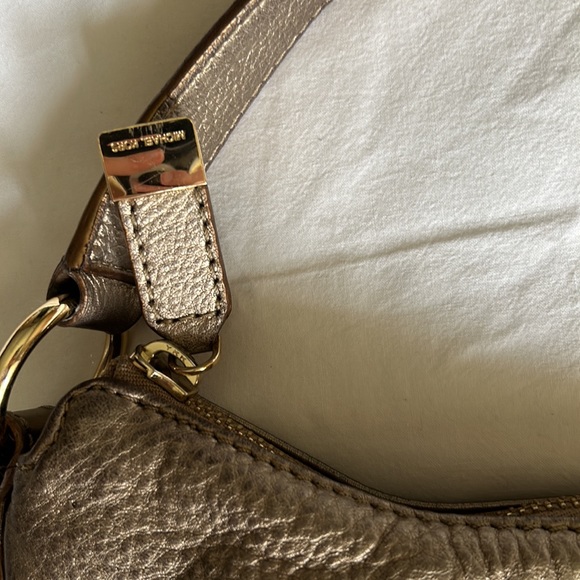 Michael Kors leather authentic bag like new! So elegant and stunning. Like new - Picture 6 of 15